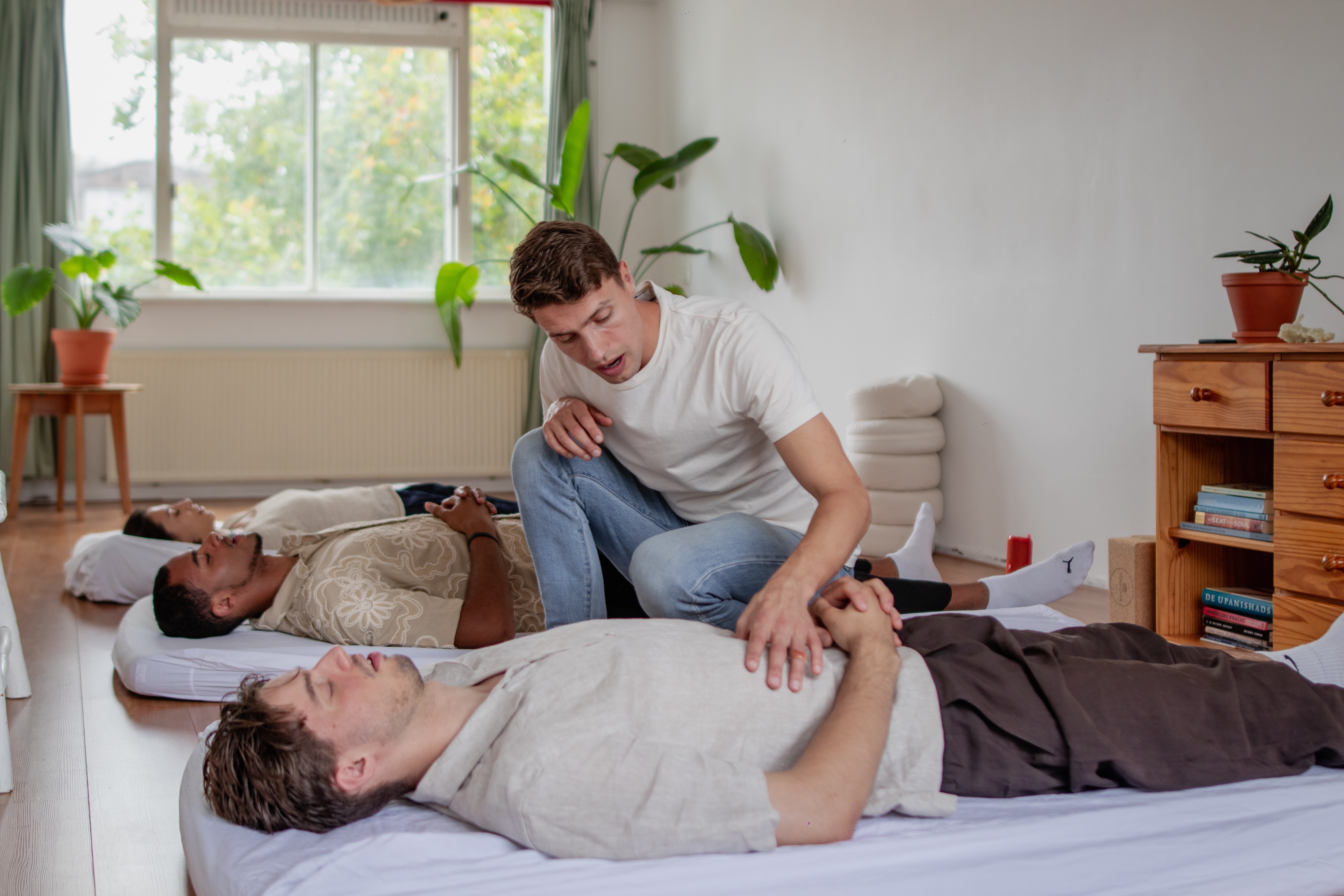 Persoon krijgt drukpuntmassage tijdens een verbonden ademsessie