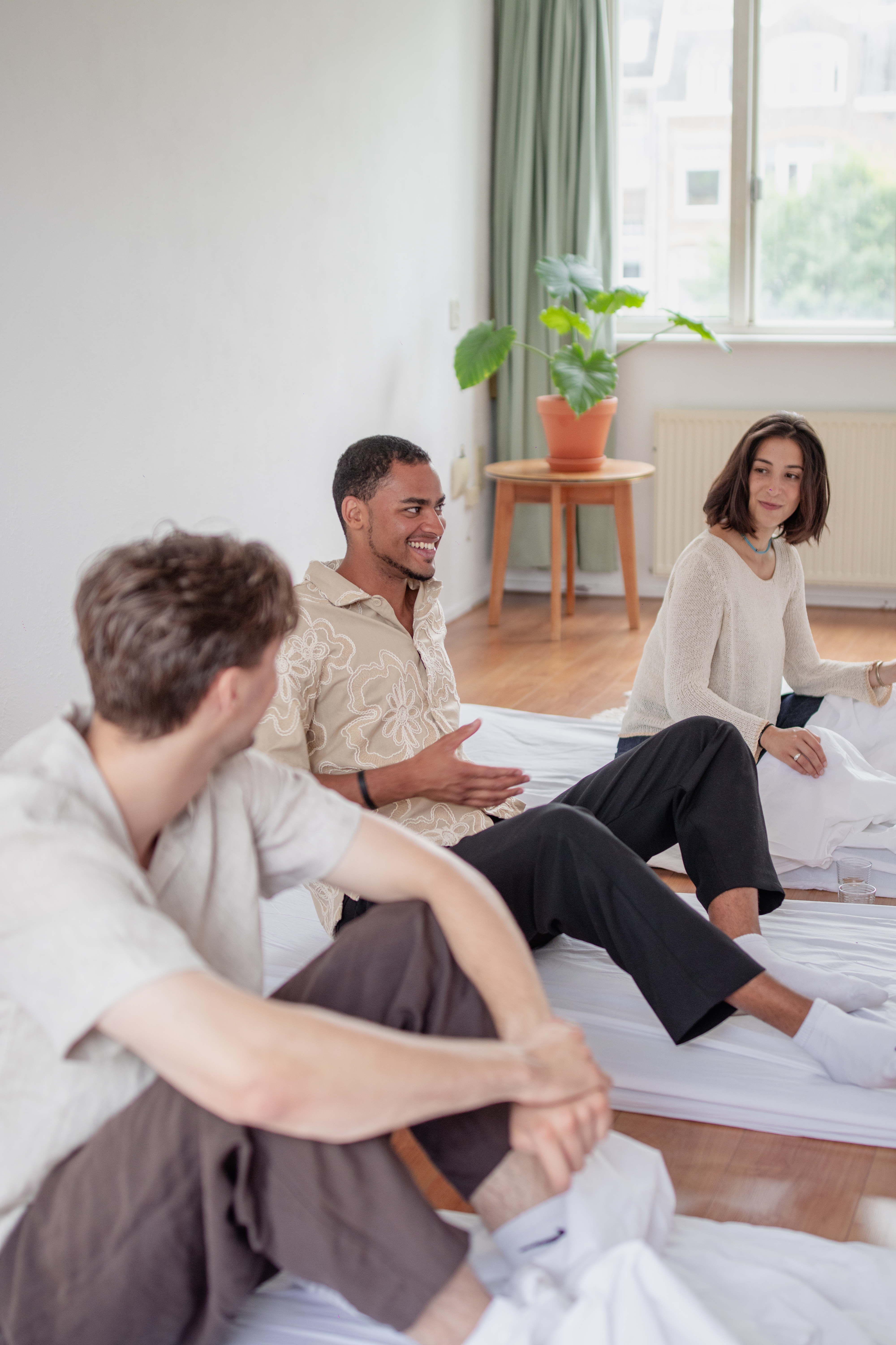 Deelnemers oefenen met aandachtig luisteren tijdens een workshop